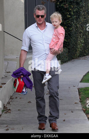 Eric Dane vu avec sa fille Billie vu dehors et environ. Los Angeles Californie - 05.12.12 Avec : Eric Dane vu avec sa fille Billie vu dehors et environ. Quand : 05 déc 2012 Banque D'Images