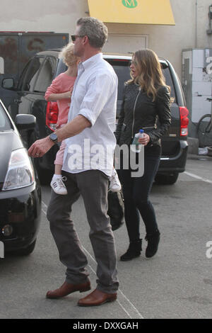 Eric Dane vu avec sa femme Rebecca Gayheart et leur fille intervention réaliséeet sur Billie. Los Angeles Californie - 05.12.12 Avec : Eric Dane vu avec sa femme Rebecca Gayheart et leur fille intervention réaliséeet sur Billie. Quand : 05 déc 2012 Banque D'Images
