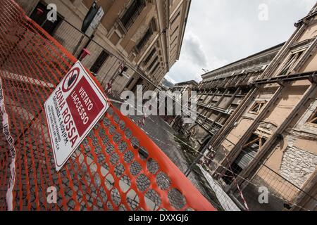 1 avril 2014 - L'Aquila, Abruzzo, Italie - un signe indiquant le ''Rouge'' de L'Aquila le 1 avril 2014, gravement endommagé par le séisme du 6 avril 2009. Le 6 avril 2014 sera célébré le 5e anniversaire de l'Aquila le tremblement de terre. (Crédit Image : © Manuel Romano/NurPhoto ZUMAPRESS.com) / Banque D'Images