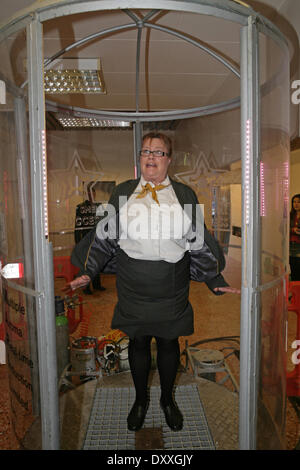 Orpington, Kent, UK. 1er avril 2014. Une dame se tient dans la chambre pour renifler l'odeur du succès dans le centre commercial de noix à Orpington Crédit : Keith Larby/Alamy Live News Banque D'Images