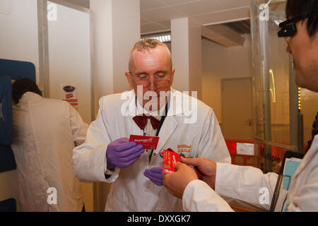 Orpington, Kent, UK. 1er avril 2014. Les cartes d'échange de scientifiques à l'odeur du succès en laboratoire les noix shopping centre à Orpington Crédit : Keith Larby/Alamy Live News Banque D'Images