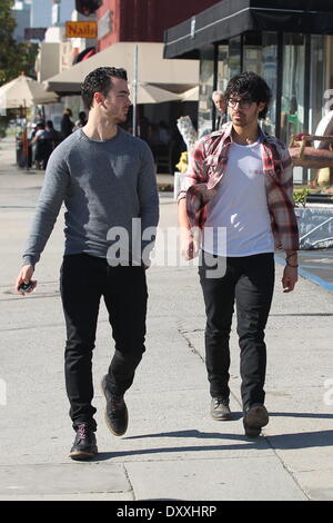 Joe Jonas et Kevin Jonas revenir à pied à Kevin's Fisker Karma après la sortie de la route King Cafe à West Hollywood Los Angeles California- 11.12.12 comprend : Joe Jonas et Kevin Jonas Où : Los Angeles, CA United States Quand : 11 déc 2012 Banque D'Images