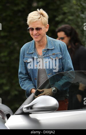 Ellen DeGeneres est tout sourire alors qu'elle retourne à sa voiture après avoir mangé le déjeuner avec un ami à Cecconi's West Hollywood Los Angeles Californie - 14.12.12 Avec : Ellen DeGeneres Quand : 14 déc 2012 Banque D'Images