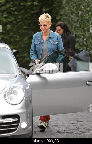 Ellen DeGeneres est tout sourire alors qu'elle retourne à sa voiture après avoir mangé le déjeuner avec un ami à Cecconi's West Hollywood Los Angeles Californie - 14.12.12 Avec : Ellen DeGeneres Quand : 14 déc 2012 Banque D'Images