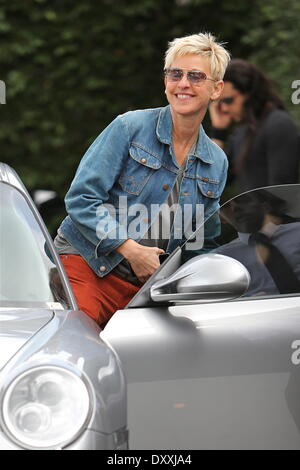 Ellen DeGeneres est tout sourire alors qu'elle retourne à sa voiture après avoir mangé le déjeuner avec un ami à Cecconi's West Hollywood Los Angeles Californie - 14.12.12 Avec : Ellen DeGeneres Quand : 14 déc 2012 Banque D'Images