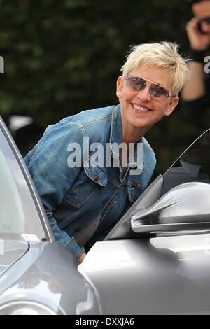 Ellen DeGeneres est tout sourire alors qu'elle retourne à sa voiture après avoir mangé le déjeuner avec un ami à Cecconi's West Hollywood Los Angeles Californie - 14.12.12 Avec : Ellen DeGeneres Quand : 14 déc 2012 Banque D'Images