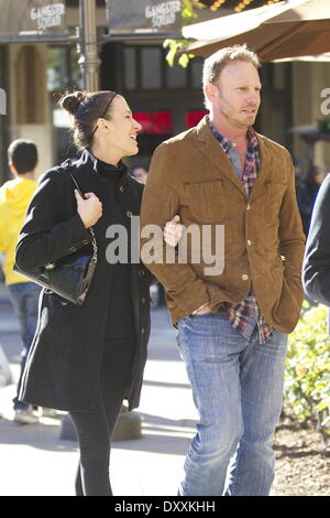 Ian Ziering et sa femme Erin Kristine Ludwig vu sortir shopping du Grove Los Angeles Californie - 19.12.12 Avec : Ian Ziering Quand : 19 déc 2012 Banque D'Images