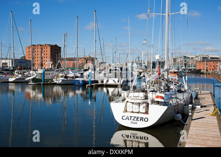 Bateaux bateau yachts amarrés dans le centre-ville Marina Hull East Yorkshire Angleterre Royaume-Uni GB Grande-Bretagne Banque D'Images