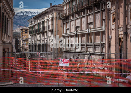 1 avril 2014 - L'Aquila, Abruzzo, Italie - un signe indiquant le ''Rouge'' de L'Aquila le 1 avril 2014, gravement endommagé par le séisme du 6 avril 2009. Le 6 avril 2014 sera célébré le 5e anniversaire de l'Aquila le tremblement de terre. (Crédit Image : © Manuel Romano/NurPhoto ZUMAPRESS.com) / Banque D'Images