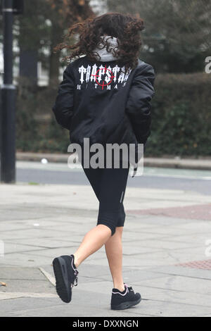 La chanteuse britannique Eliza Doolittle est vue en direction de la salle de sport de Primrose Hill London England - 29.12.12 Banque D'Images