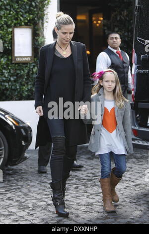 Heidi Klum, Leni Samuel Heidi Klum sort pour déjeuner avec ses enfants et petit ami à West Hollywood. Le groupe est alors repéré laissant cible avec des sacs à Los Angeles Californie - 29.12.12 comprend : Heidi Klum, Leni Samuel Quand : 29 déc 2012 Banque D'Images