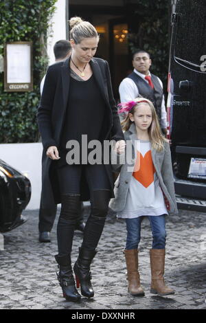 Heidi Klum, Leni Samuel Heidi Klum sort pour déjeuner avec ses enfants et petit ami à West Hollywood. Le groupe est alors repéré laissant cible avec des sacs à Los Angeles Californie - 29.12.12 comprend : Heidi Klum, Leni Samuel Quand : 29 déc 2012 Banque D'Images