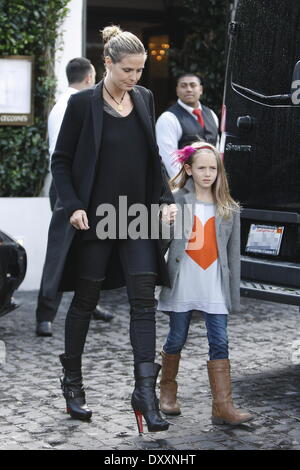 Heidi Klum, Leni Samuel Heidi Klum sort pour déjeuner avec ses enfants et petit ami à West Hollywood. Le groupe est alors repéré laissant cible avec des sacs à Los Angeles Californie - 29.12.12 comprend : Heidi Klum, Leni Samuel Quand : 29 déc 2012 Banque D'Images