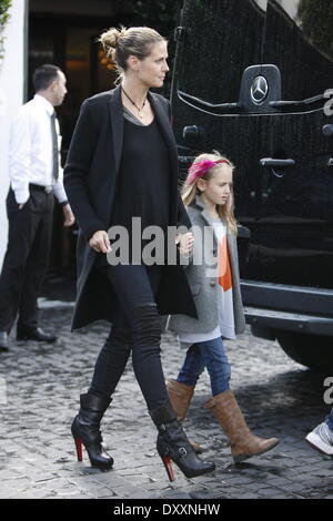 Heidi Klum, Leni Samuel Heidi Klum sort pour déjeuner avec ses enfants et petit ami à West Hollywood. Le groupe est alors repéré laissant cible avec des sacs à Los Angeles Californie - 29.12.12 comprend : Heidi Klum, Leni Samuel Quand : 29 déc 2012 Banque D'Images