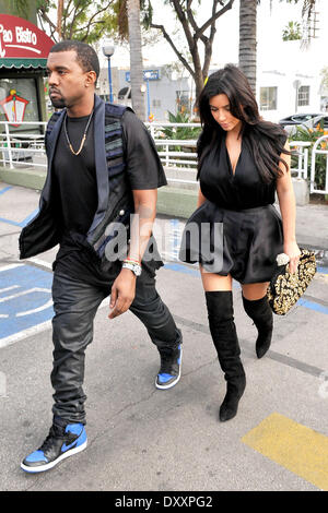 Kanye West et Kim Kardashian laissant Kung Pao Bistro dans West Hollywood Los Angeles Californie - 23.12.12 comprend : Kanye West et Kim Kardashian Où : West Hollywood CA United States Quand : 23 déc 2012 Banque D'Images