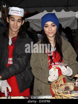 Booboo Stewart Fivel Stewart Mission de Los Angeles la veille de Noël pour les sans-abri Los Angeles California- 24.12.12 comprend : Bobo Stewart,Fivel Stewart Où : Los Angeles California United States Quand : 24 déc 2012 Banque D'Images