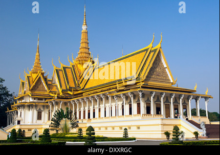La salle du trône à l'intérieur du complexe du Palais Royal, Phnom Penh, Cambodge Banque D'Images
