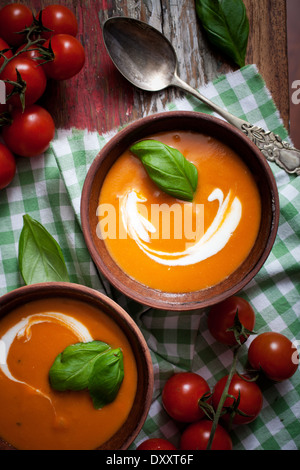 Soupe de tomate à la crème et basilic frais Banque D'Images