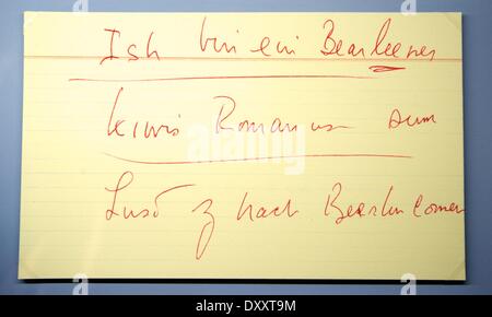 La carte originale avec la transcription phonétique de l'allemand et en phrases que l'ancien président américain John F. Kennedy (1917-1963) a utilisé dans son "Ich bin ein Berliner' discours devant le Rathaus Schöneberg à Berlin le 26 juin 1963 est affichée dans l'exposition 'l'American Way. Les USA en Allemagne" (allemand : l'American Way. Die USA in Deutschland) lors du Forum pour l'histoire contemporaine (allemand : Zeitgeschichtliches Forum) à Leipzig, Allemagne, 01 avril 2014. L'exposition porte sur le développement de l'image de la France en Allemagne à partir de la fin de la Seconde Guerre mondiale à aujourd'hui. Banque D'Images