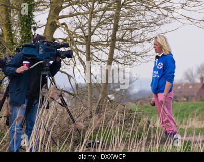 Burrowbridge, Somerset, Royaume-Uni. Le 31 mars 2014. Les travaux ont commencé sur le dragage de la rivière Parrett dans le cadre d'un plan de 20 ans pour atténuer le risque d'inondation sur le Somerset Levels. Bryony Sadler, un résident de la région touchés par les inondations et d'un membre de l'inondation sur les niveaux Action Group (drapeau) est interviewé. Crédit : Mr Standfast/Alamy Live News Banque D'Images