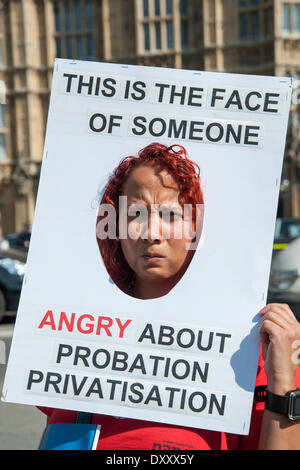 Londres, Royaume-Uni. 1er avril 2014. Les défenseurs de la justice portent des masques et tenir des banderoles comme avocats, procureurs, avocats de la défense pénale, les agents de probation et des représentants d'aide juridique de protestation contre les coupures à l'aide juridique. Credit : Pete Maclaine/Alamy Live News Banque D'Images