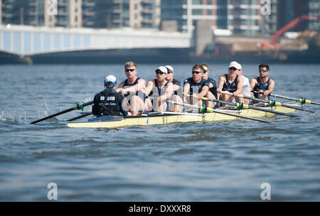 Putney, Londres. 01 avr, 2014. Oxford bleu bateau sur la Tamise pendant Tideway semaine. Tidey est dernière partie de l'accumulation vers la 160e exécution de la University Boat Race le 6 avril 2014. La Boat Race 2014 est parrainé BNY Mellon . Credit : Action Plus Sport/Alamy Live News Banque D'Images