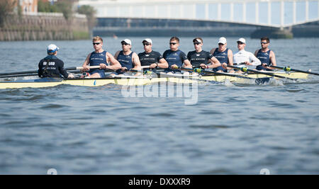 Putney, Londres. 01 avr, 2014. Oxford bleu bateau sur la Tamise pendant Tideway semaine. Tidey est dernière partie de l'accumulation vers la 160e exécution de la University Boat Race le 6 avril 2014. La Boat Race 2014 est parrainé BNY Mellon . Credit : Action Plus Sport/Alamy Live News Banque D'Images