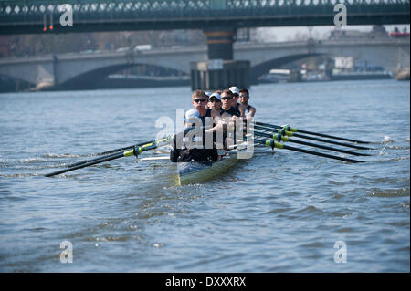 Putney, Londres. 01 avr, 2014. L'Oxford bleu bateau en action sur la Tamise pendant Tideway semaine. Tideway est dernière partie de l'accumulation vers la 160e exécution de la University Boat Race le 6 avril 2014. La Boat Race 2014 est parrainé BNY Mellon . Credit : Action Plus Sport/Alamy Live News Banque D'Images