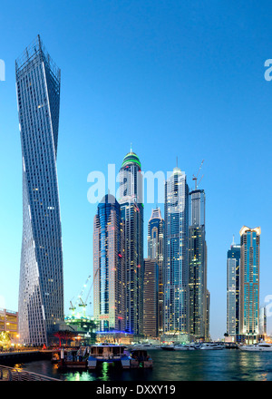 Vue sur l'horizon crépusculaire de gratte-ciel modernes dans quartier du port de plaisance de Dubaï Émirats Arabes Unis Banque D'Images