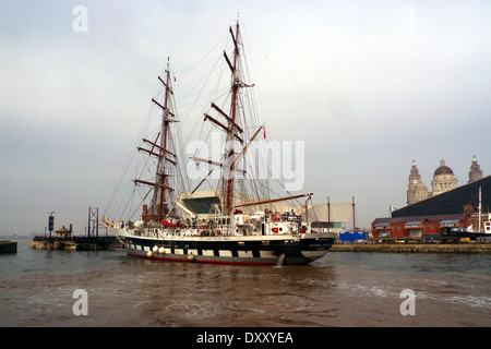 Tall Ships Youth Trust's 'Stavros S Niarchos' laissant Albert Dock, Liverpool, Royaume-Uni. Banque D'Images