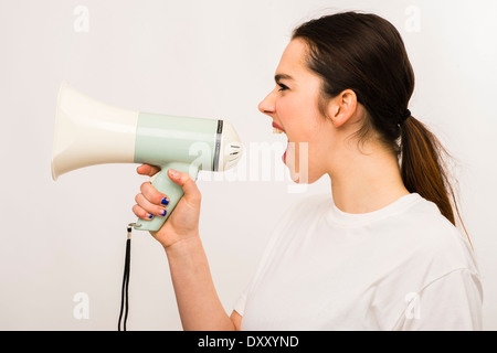 Une jeune femme de race blanche slim attrayant,fille de crier dans un mégaphone UK haut-parleur Banque D'Images