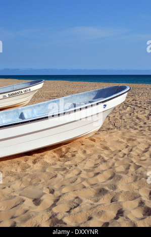 Deux bateaux utilisés par l'école de plongée sous-tiré vers le haut sur la plage de Boa Vista, Cap Vert, Afrique. Banque D'Images