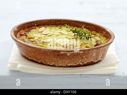 Les courgettes et amandes émincées Clafoutis Banque D'Images