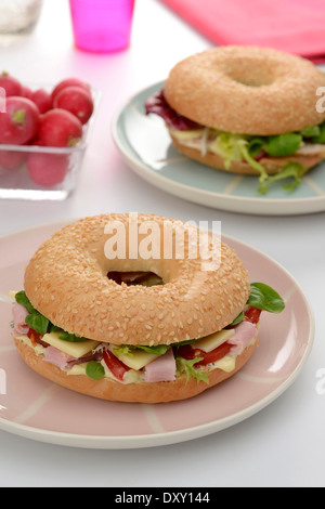 Jambon, fromage, tomate et laitue sandwich Bagel Banque D'Images