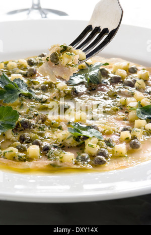 Carpaccio de veau aux câpres et parmesan Banque D'Images