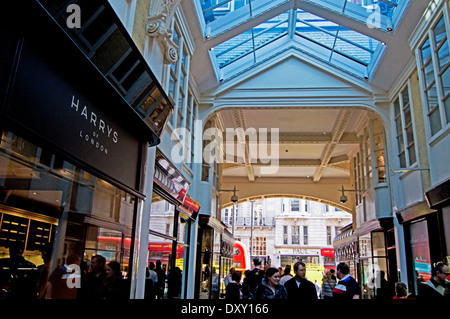 Intérieur de la Burlington Arcade, Piccadilly, City of Westminster, London, England, United Kingdom Banque D'Images