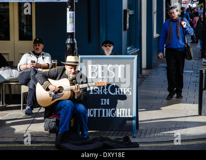 Blues dans un monde bleu. Musicien ambulant sur Portabello Road, London Banque D'Images