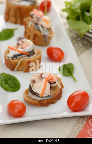 Crevettes et calmars,canapés d'anchois Banque D'Images