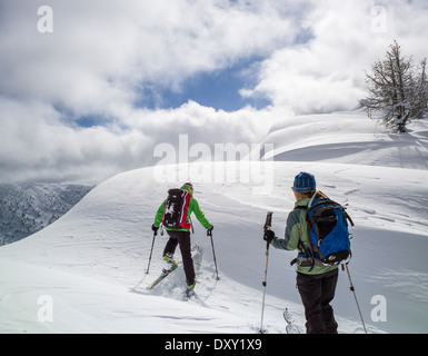 Les Skieurs de retour sur les skis peaux synthétiques pour l'escalade artificielle, North Cascades, Washington, USA Banque D'Images