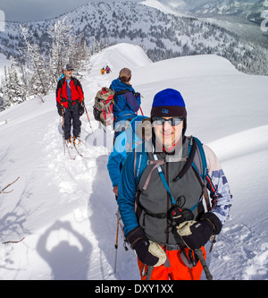 Les Skieurs de retour sur les skis peaux synthétiques pour l'escalade artificielle, North Cascades, Washington, USA Banque D'Images