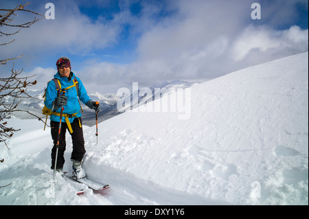 Les Skieurs de retour sur les skis peaux synthétiques pour l'escalade artificielle, North Cascades, Washington, USA Banque D'Images