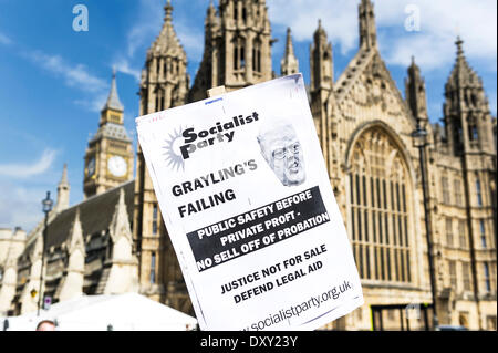 Londres, Royaume-Uni. 1er avril 2014. Une affiche est tenue en altitude à l'extérieur les chambres du Parlement, au sein de la démonstration par les agents de probation et des avocats d'aide juridique. Photographe : Gordon 1928/Alamy Live News Banque D'Images