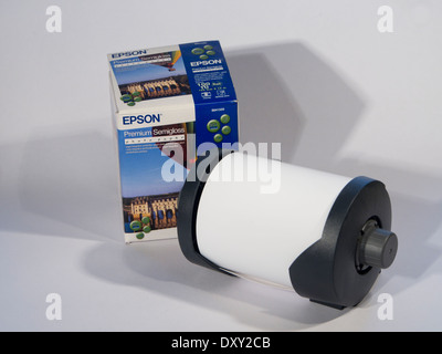 Fournitures d'imprimante photo jet d'encre Epson, bobine de papier fort et monté sur rouleau Banque D'Images