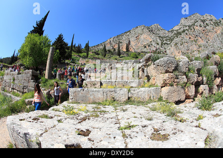 Oracle de Delphes Apollon grec printemps ruines de Delphes Banque D'Images