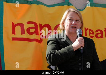 Natalie Bennett (chef, Parti vert d'Angleterre et Pays de Galles), s'exprimant lors d'une manifestation à Londres contre les coupures dans l'aide juridique et la privatisation de la Service de probation en face du Palais de Westminster à Westminster. 1er avril 2014 Banque D'Images