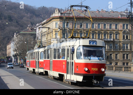 Le tramway traverse le pont de la Légion à Prague. Banque D'Images