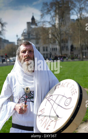 Londres, Royaume-Uni. 1er avril 2014. 1er avril 2014 un manifestant de druidic joue un tambour comme partie d'une petite manifestation anti-fracturation ayant lieu près de Parlement européen vert. Photographe : Gordon 1928/Alamy Live News. Banque D'Images