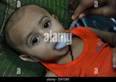 Dhaka, Bangladesh - 1er avril 2014 : Les patients des cas de diarrhée ont augmenté ces derniers temps en raison de la hausse des températures et la pénurie d'eau potable. La photo a été prise lors de ce camp de fortune du Centre international de recherche sur les maladies diarrhéiques. Des cas de diarrhée chez les patients de plus en plus ces derniers temps en raison de l'augmentation de la température de la torréfaction et la pénurie d'eau potable. La photo a été prise lors de ce camp de fortune du Centre international de recherche sur les maladies diarrhéiques, Bangladesh (ICDDR,B) dans la zone Mohahali ville lundi après-midi. L'augmentation du nombre de cas de diarrhée Banque D'Images