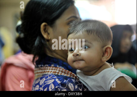 Dhaka, Bangladesh - 1er avril 2014 : Les patients des cas de diarrhée ont augmenté ces derniers temps en raison de la hausse des températures et la pénurie d'eau potable. La photo a été prise lors de ce camp de fortune du Centre international de recherche sur les maladies diarrhéiques. Des cas de diarrhée chez les patients de plus en plus ces derniers temps en raison de l'augmentation de la température de la torréfaction et la pénurie d'eau potable. La photo a été prise lors de ce camp de fortune du Centre international de recherche sur les maladies diarrhéiques, Bangladesh (ICDDR,B) dans la zone Mohahali ville lundi après-midi. L'augmentation du nombre de cas de diarrhée Banque D'Images