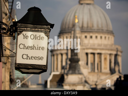 Ye Olde Cheshire Cheese enseigne de pub sur Fleet Street avec Dome de la Cathédrale St Paul en arrière-plan Ville de London England UK Banque D'Images